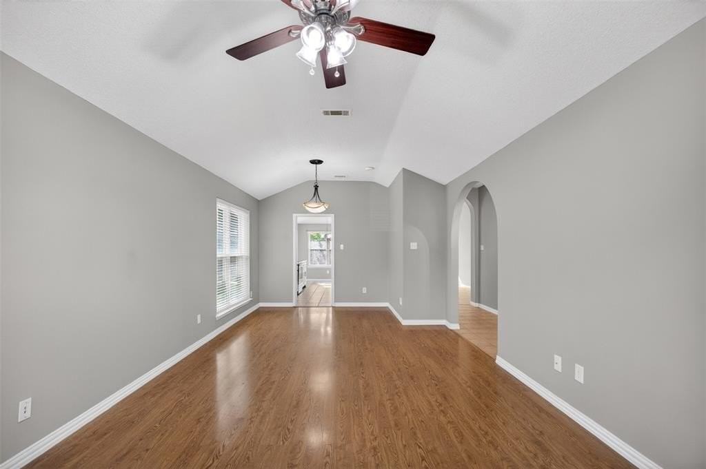 1204 Saratoga Dr - Photo 4 of 27