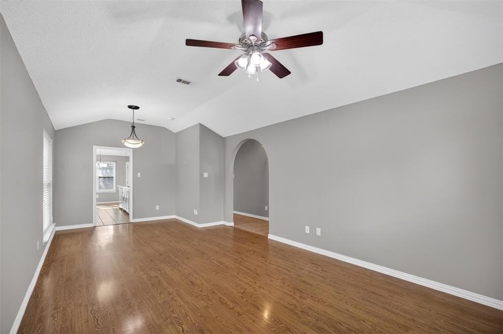 1204 Saratoga Dr - Photo 5 of 27