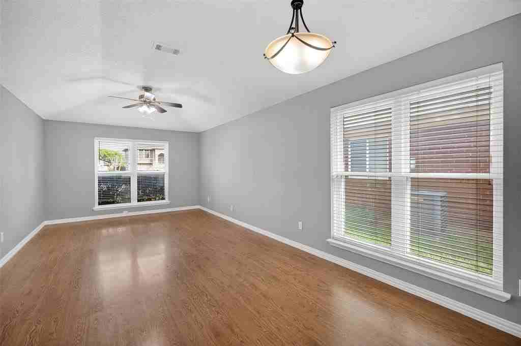 1204 Saratoga Dr - Photo 6 of 27