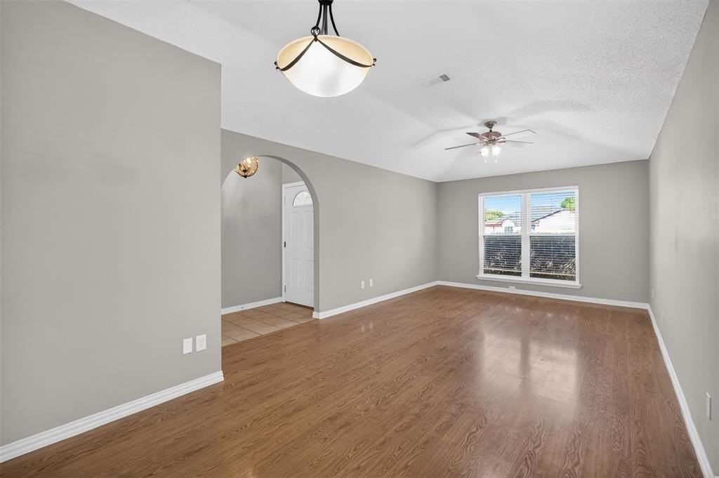 1204 Saratoga Dr - Photo 7 of 27