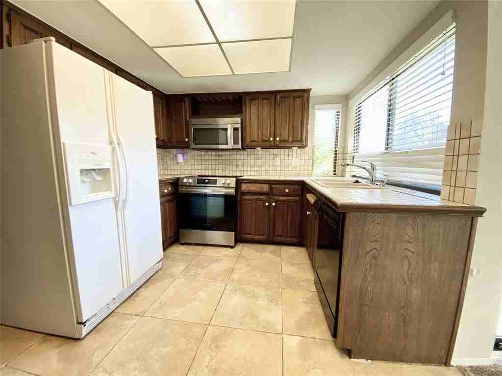 1700 Crystal Way - Photo 5 of 11