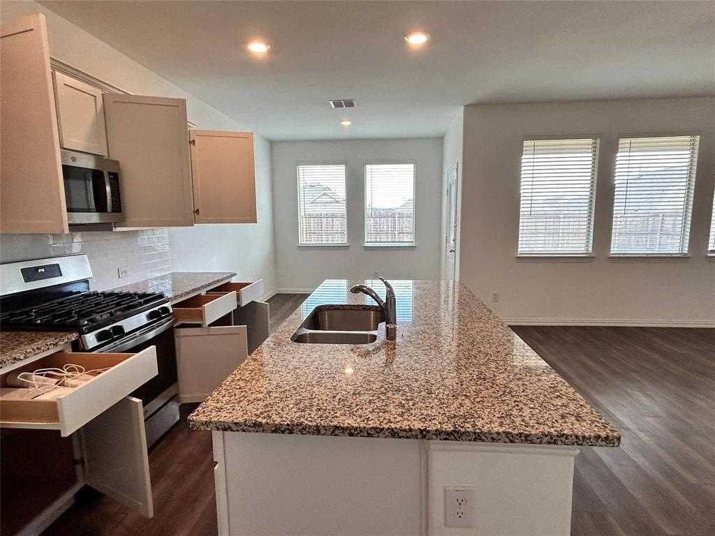 5628 Elwood Dr - Photo 5 of 14