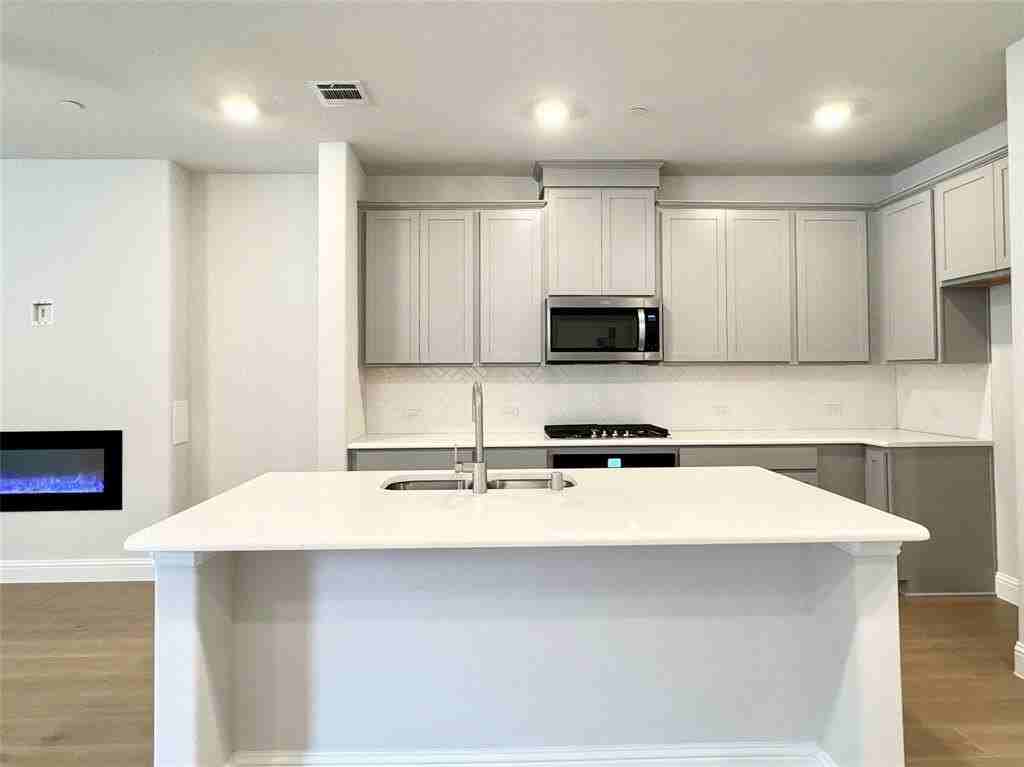 7830 Bayside Dr - Photo 6 of 25