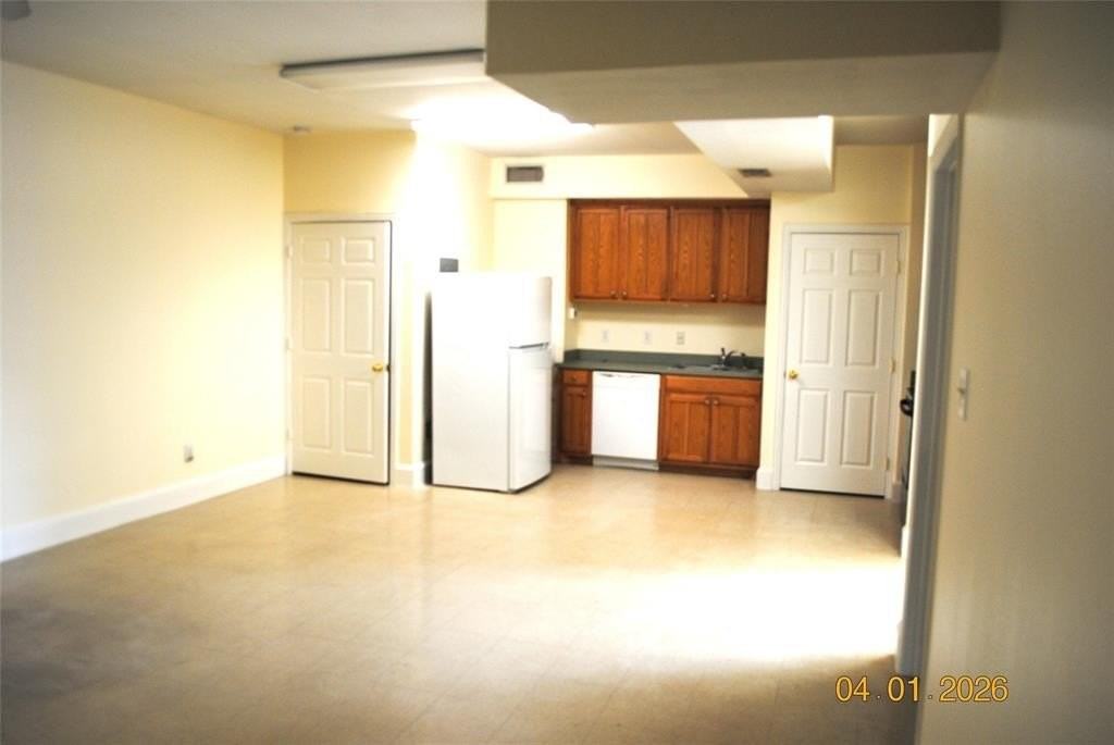 255 N Dallas Ave - Photo 3 of 7