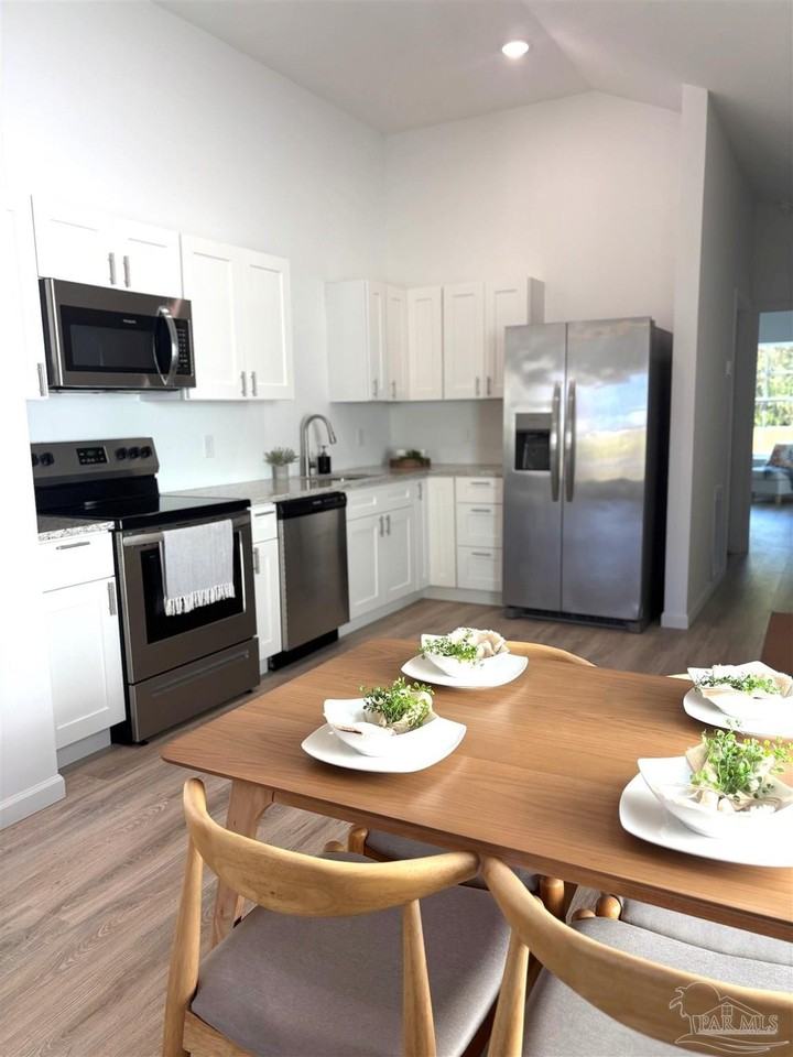 2117 W Jackson St - Photo 2 of 7