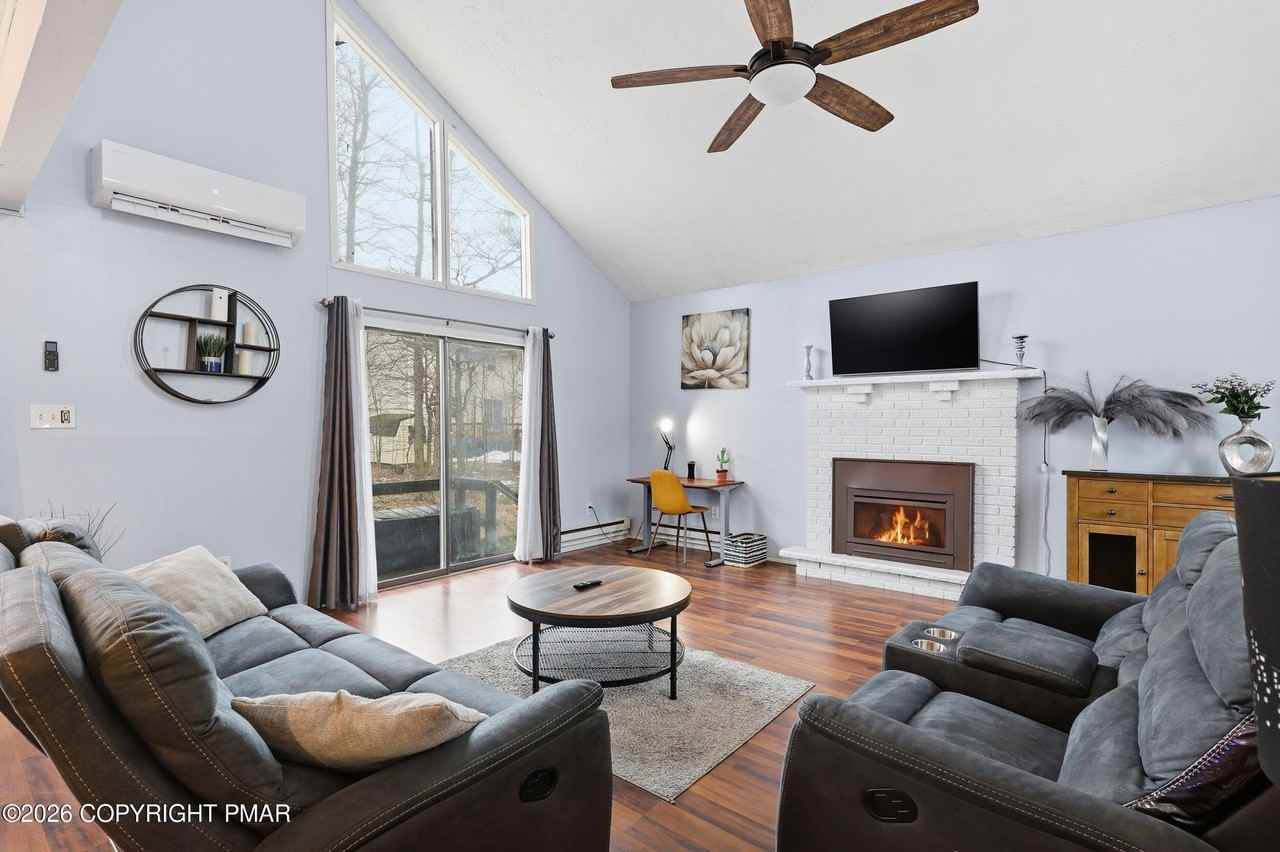 1379 Winding Way - Photo 6 of 46