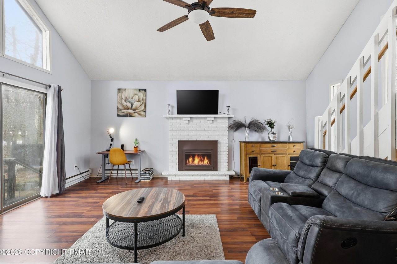 1379 Winding Way - Photo 7 of 46