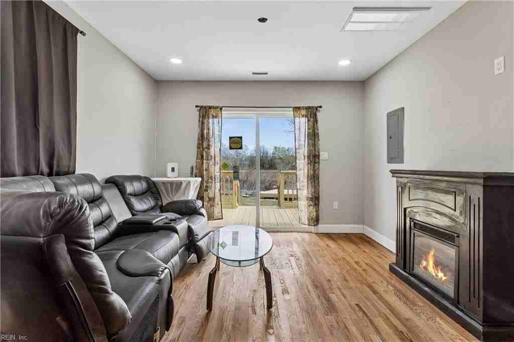 1428 24th St #B - Photo 2 of 9