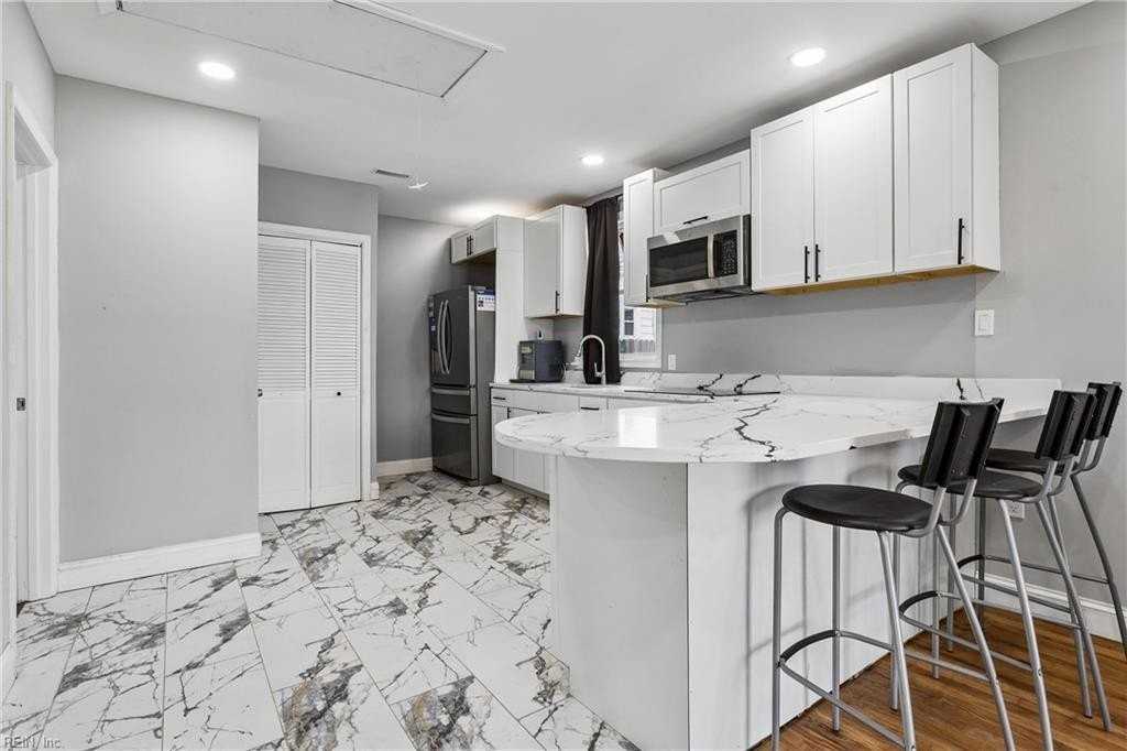 1428 24th St #B - Photo 3 of 9