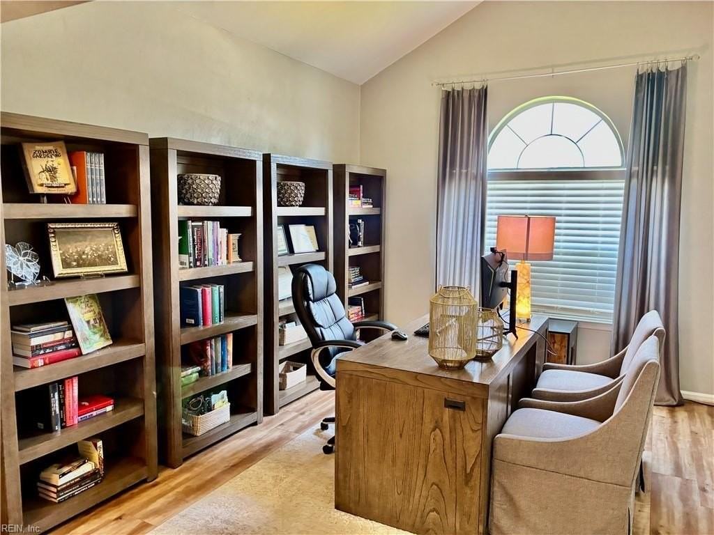 810 Holbrook Dr - Photo 3 of 31