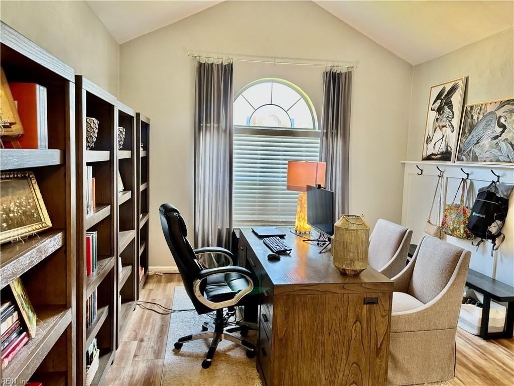 810 Holbrook Dr - Photo 4 of 31