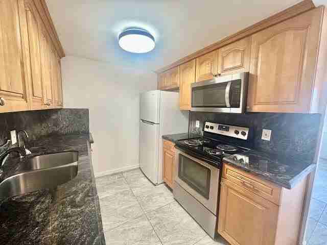 1067 Cornwall D - Photo 3 of 21