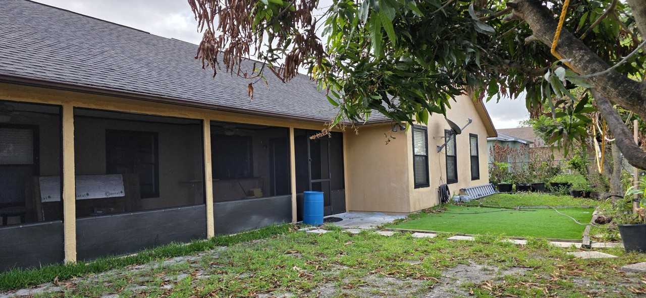 2722 Sw District Ave - Photo 2 of 5