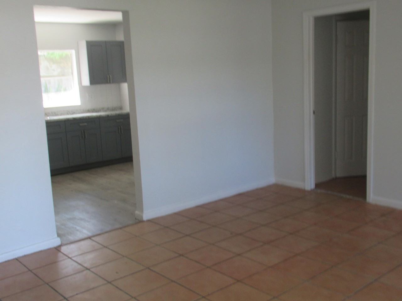 1221 Sw 11th Ave Apt B - Photo 4 of 10