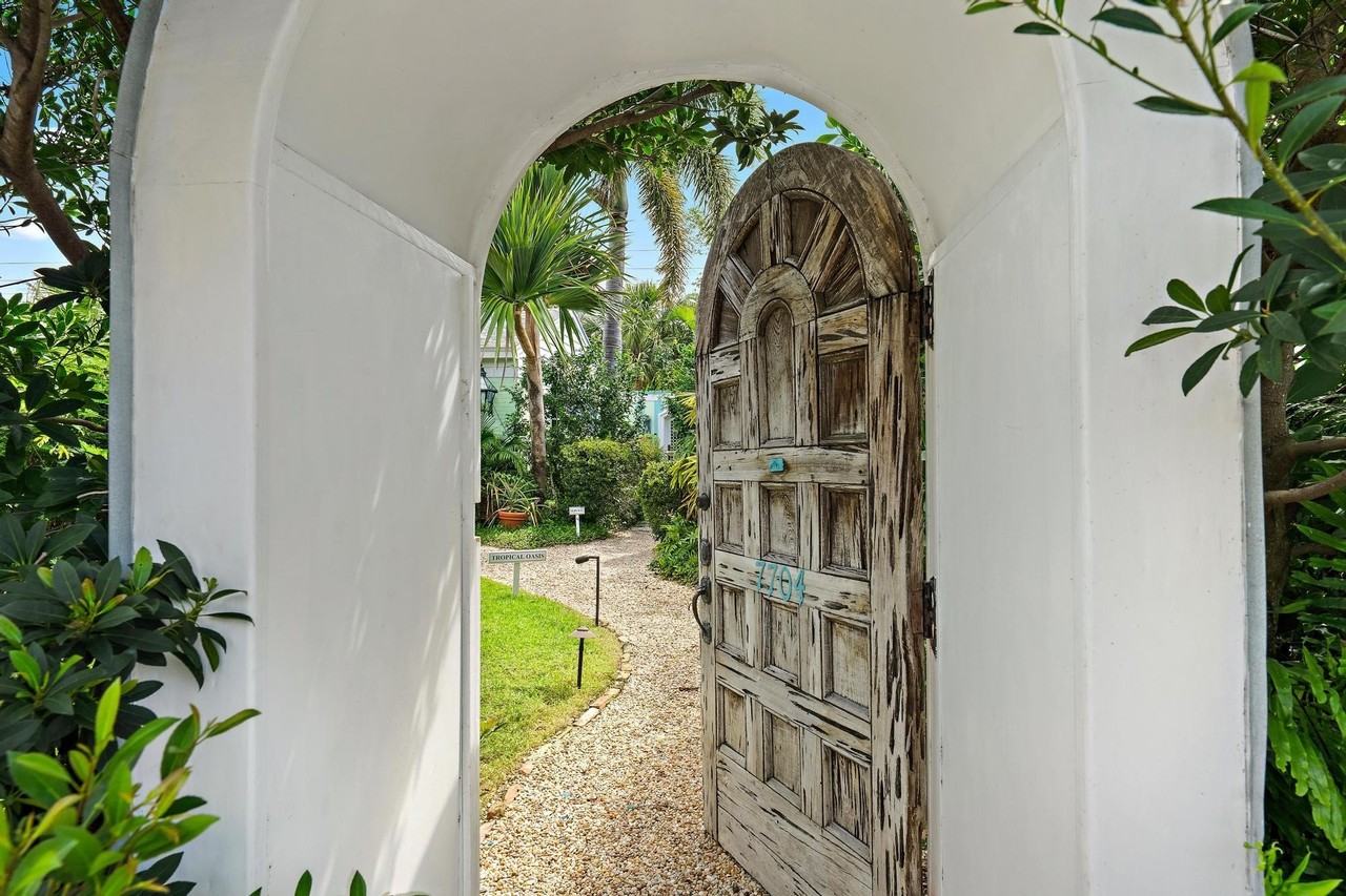 7704 Martin Ave - Photo 2 of 36