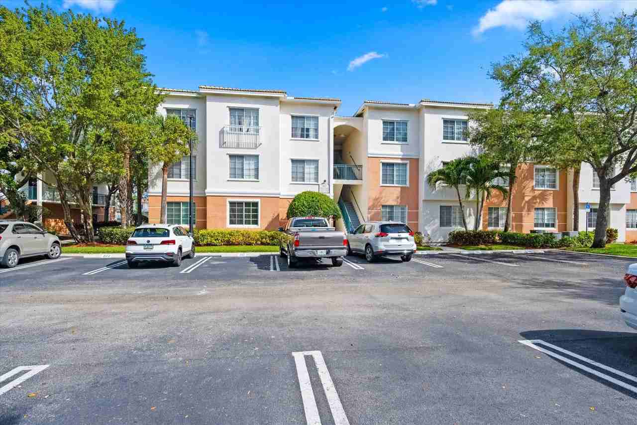 10203 Myrtlewood Cir W - Photo 3 of 35