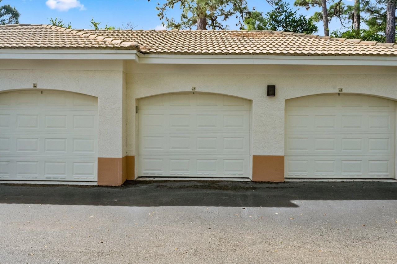 10203 Myrtlewood Cir W - Photo 4 of 35