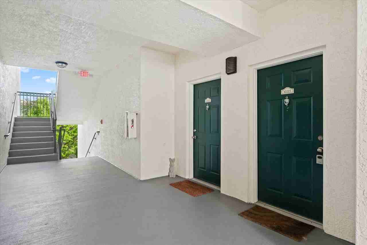 10203 Myrtlewood Cir W - Photo 5 of 35