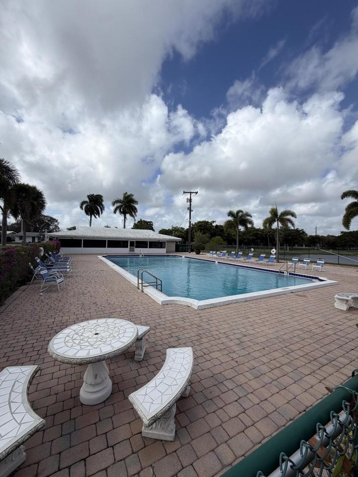 1707 Nw 46th St - Photo 3 of 14