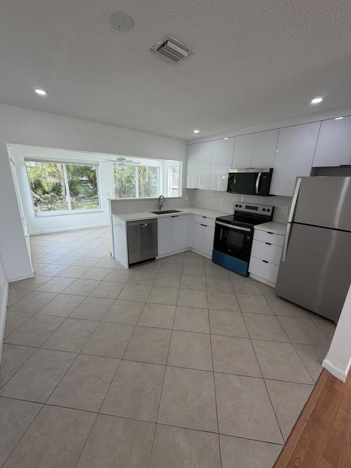 1707 Nw 46th St - Photo 4 of 14