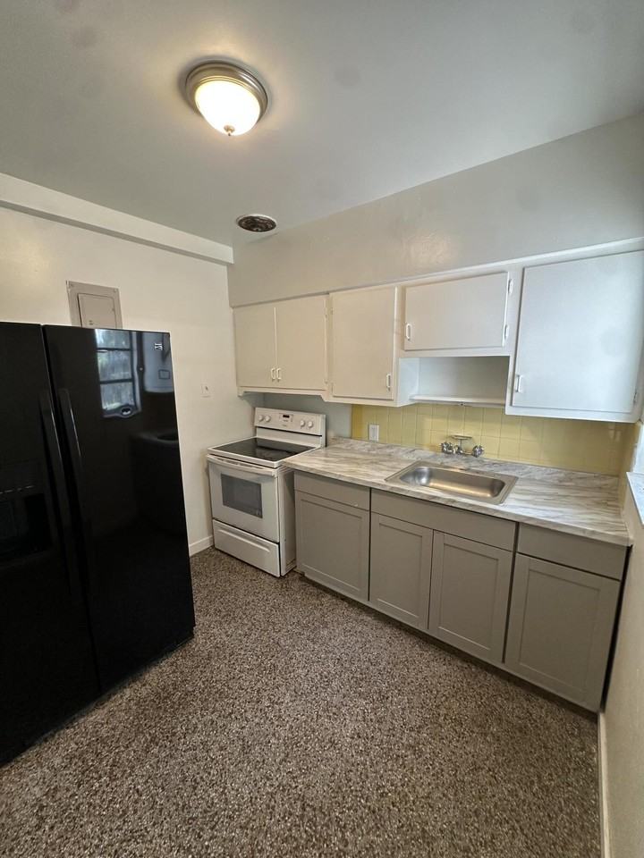 308 Se 22nd St - Photo 7 of 13