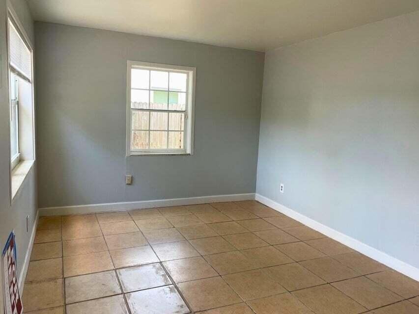 243 Se 24th Ave Unit A - Photo 4 of 9