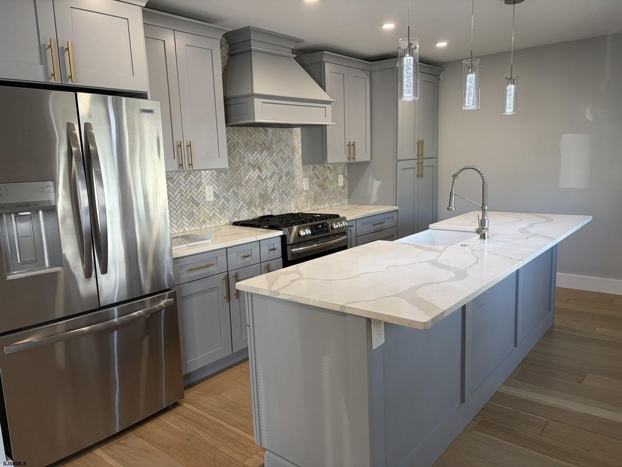 437 Berkshire Dr - Photo 4 of 18