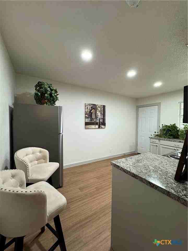 2109 W Avenue B - Photo 2 of 15