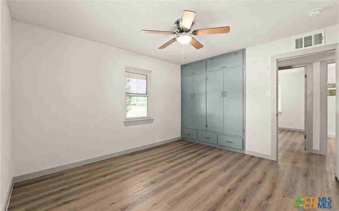 2109 W Avenue B - Photo 4 of 15