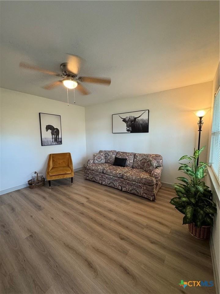 2109 W Avenue B - Photo 5 of 15