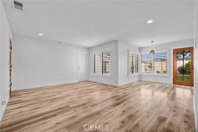 686 Governor St - Photo 3 of 8