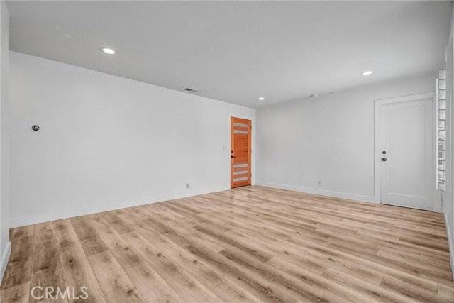 686 Governor St - Photo 4 of 8