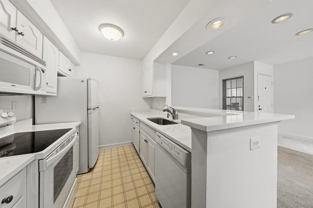 5921 Barbados Pl Apt 202 - Photo 5 of 24