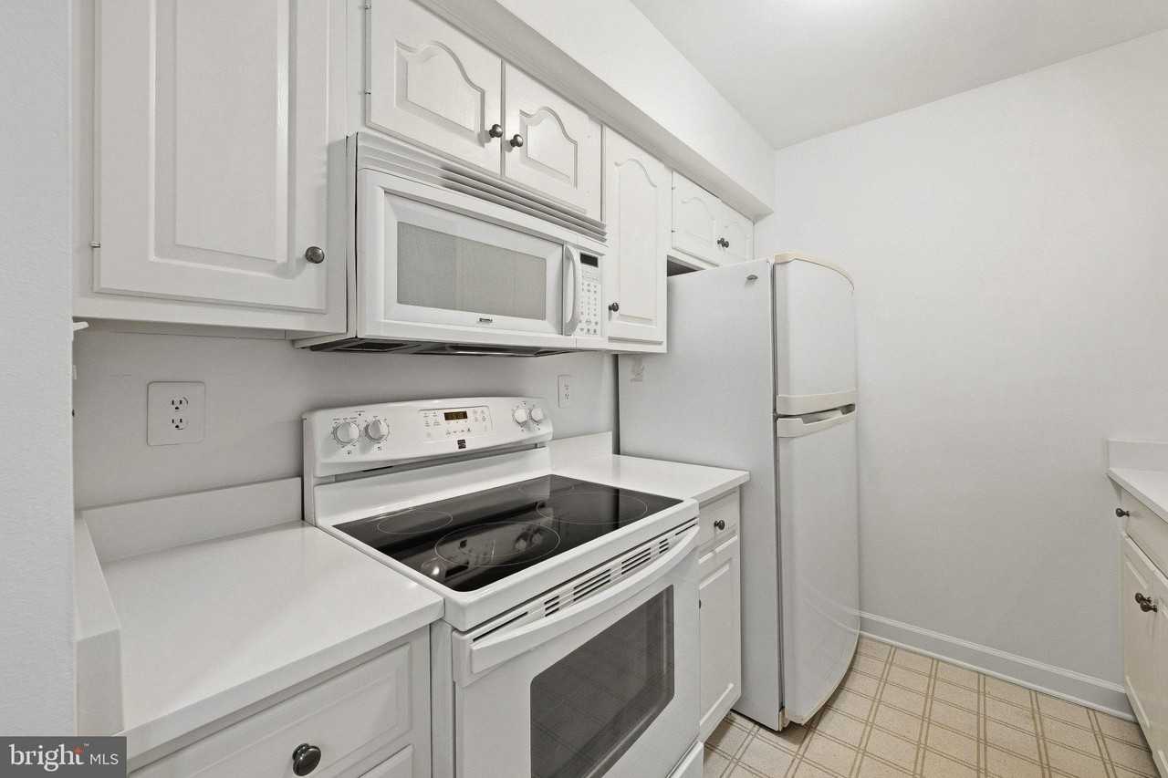 5921 Barbados Pl Apt 202 - Photo 7 of 24