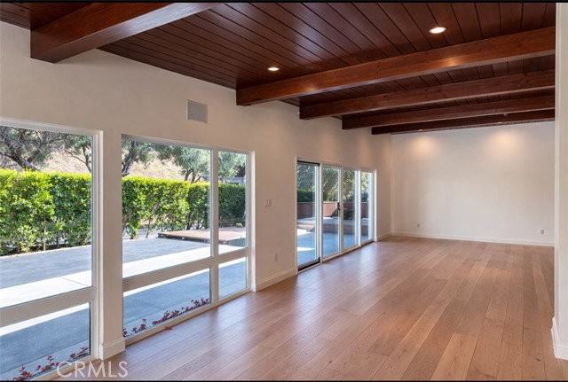 940 Crestview Dr - Photo 3 of 8