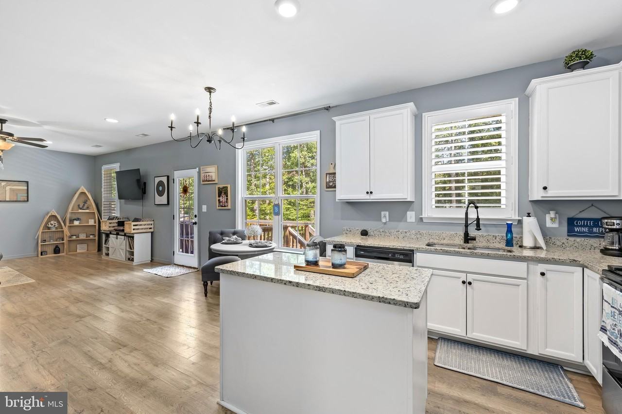 296 Robbie Rd - Photo 4 of 50