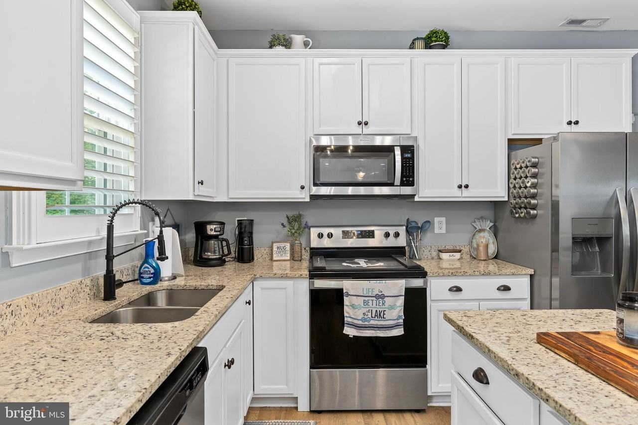 296 Robbie Rd - Photo 5 of 50