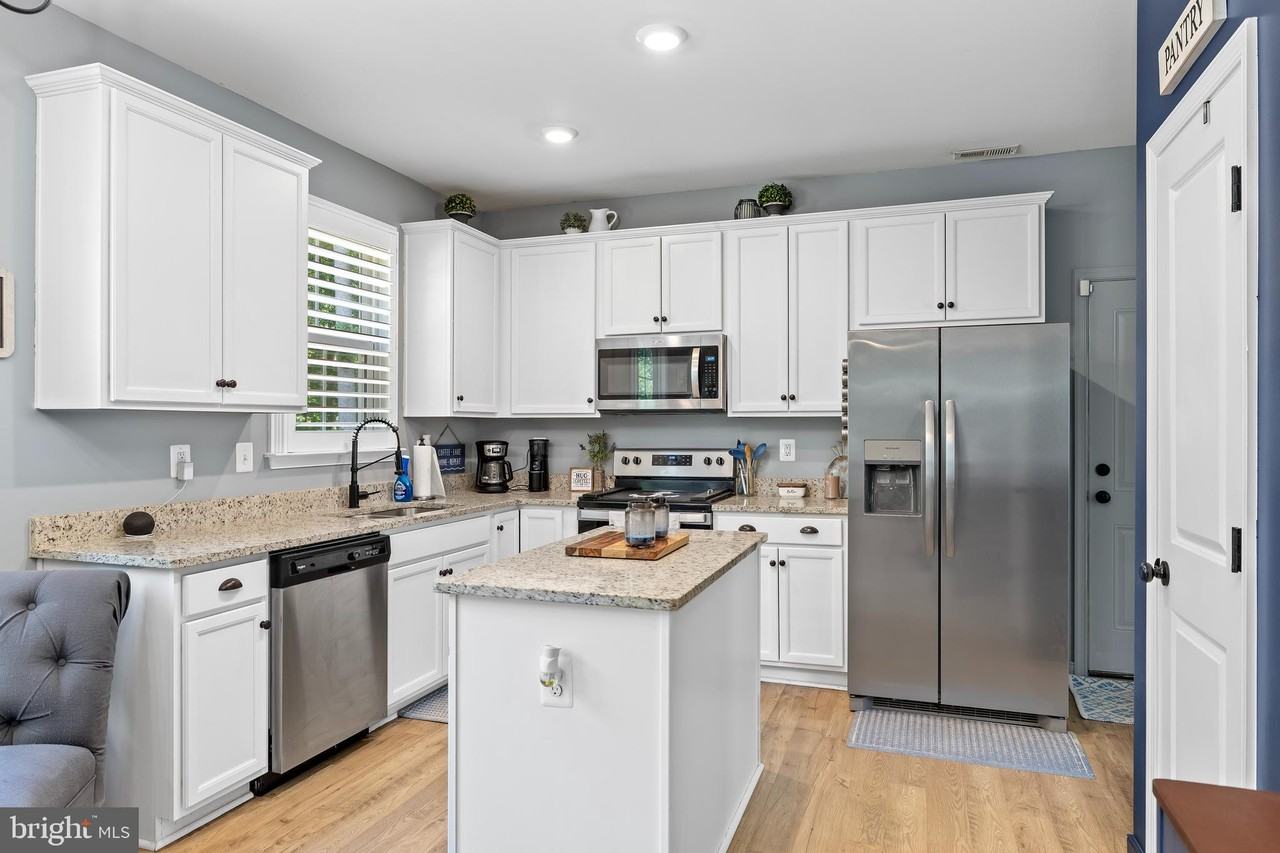 296 Robbie Rd - Photo 6 of 50