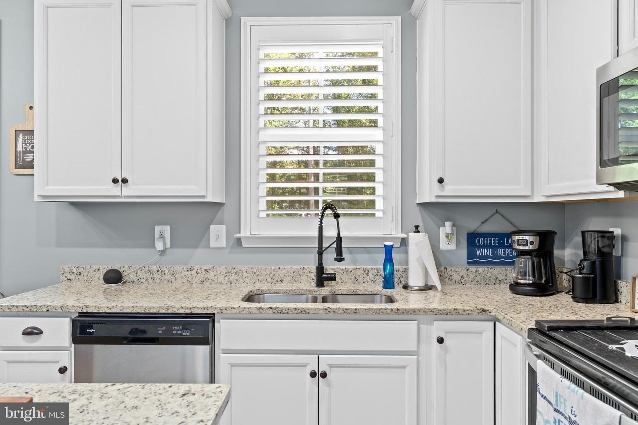 296 Robbie Rd - Photo 7 of 50