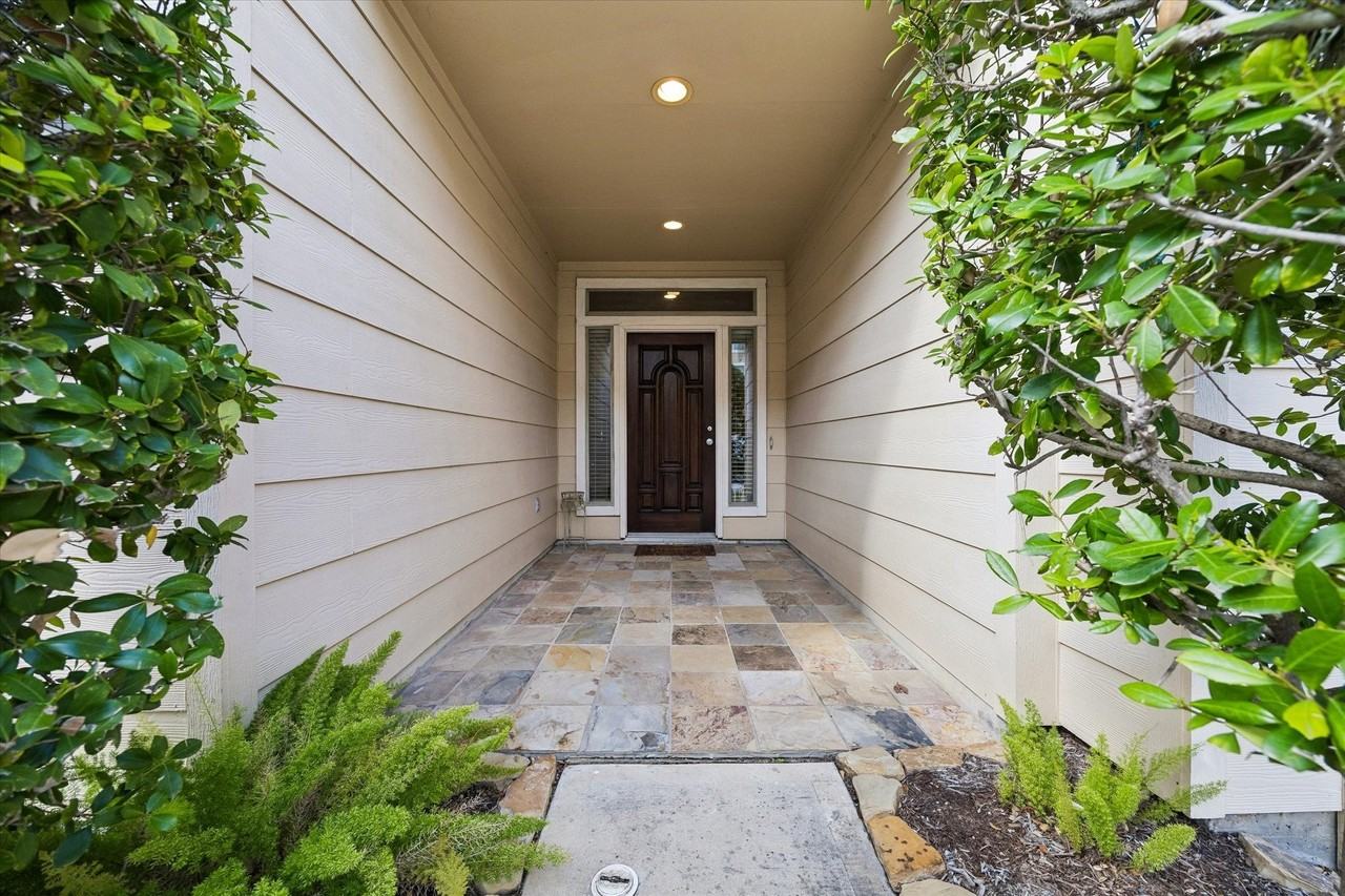 3804 Centerplaza Dr - Photo 2 of 16