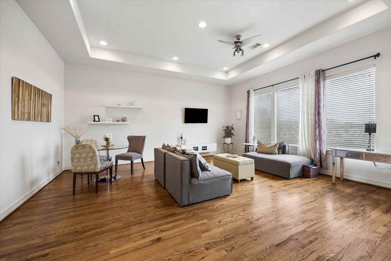 3804 Centerplaza Dr - Photo 3 of 16