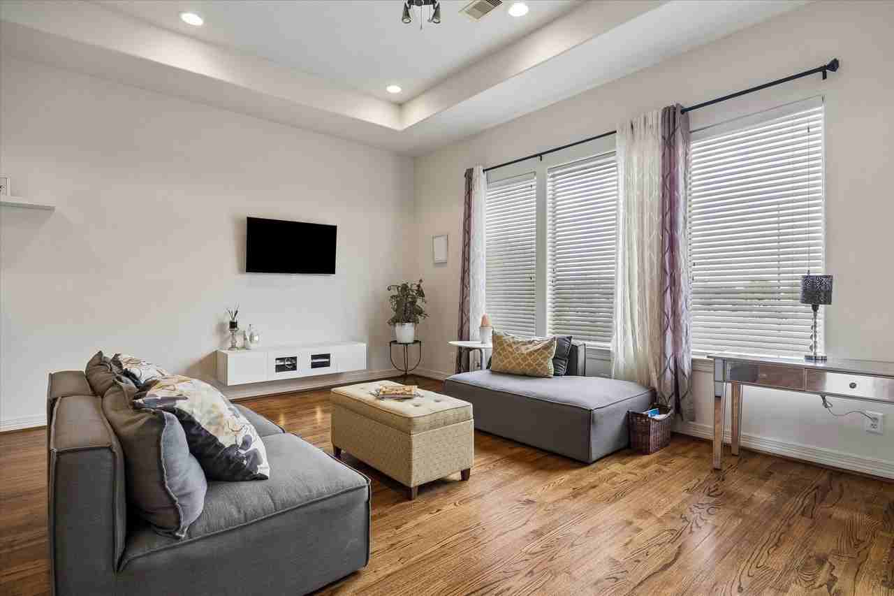 3804 Centerplaza Dr - Photo 4 of 16