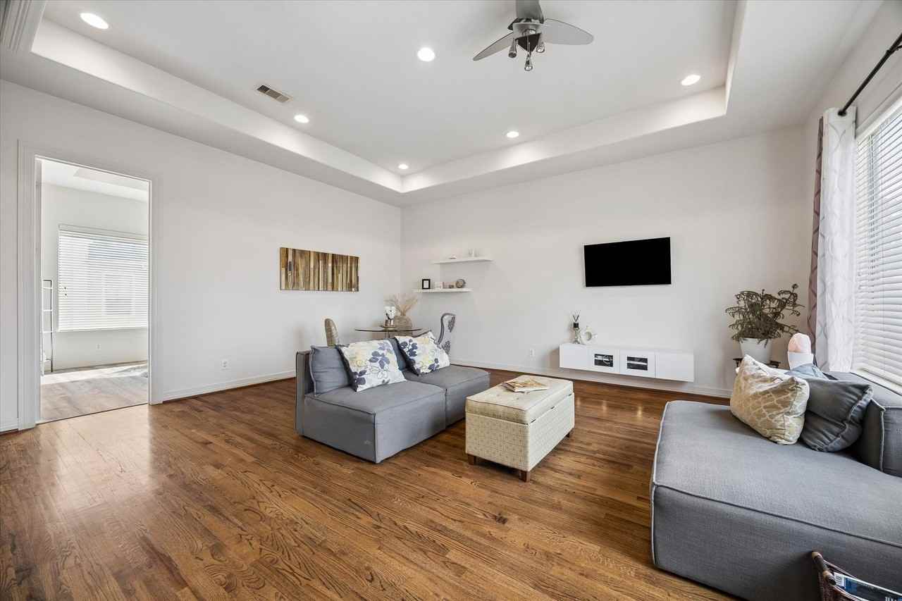 3804 Centerplaza Dr - Photo 5 of 16