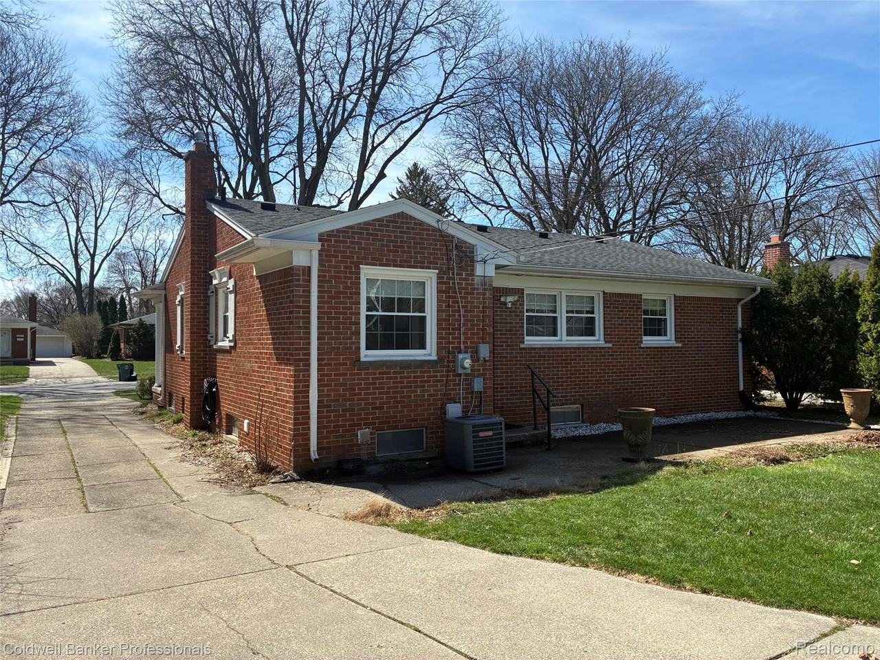 1655 Hazel St - Photo 4 of 50