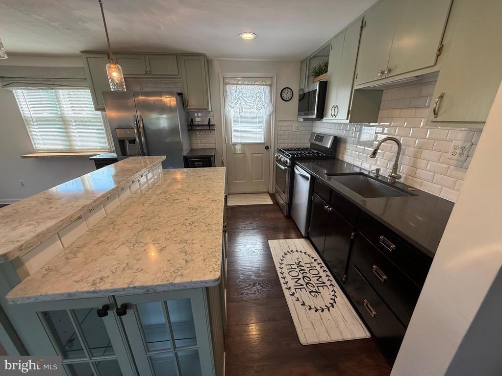 5079 Macnamara Dr - Photo 3 of 45