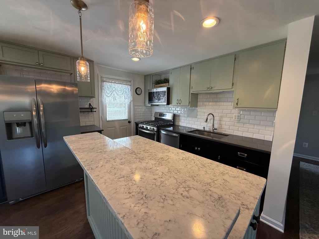 5079 Macnamara Dr - Photo 4 of 45