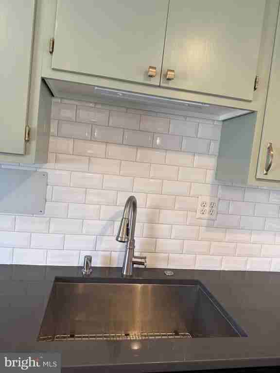 5079 Macnamara Dr - Photo 5 of 45