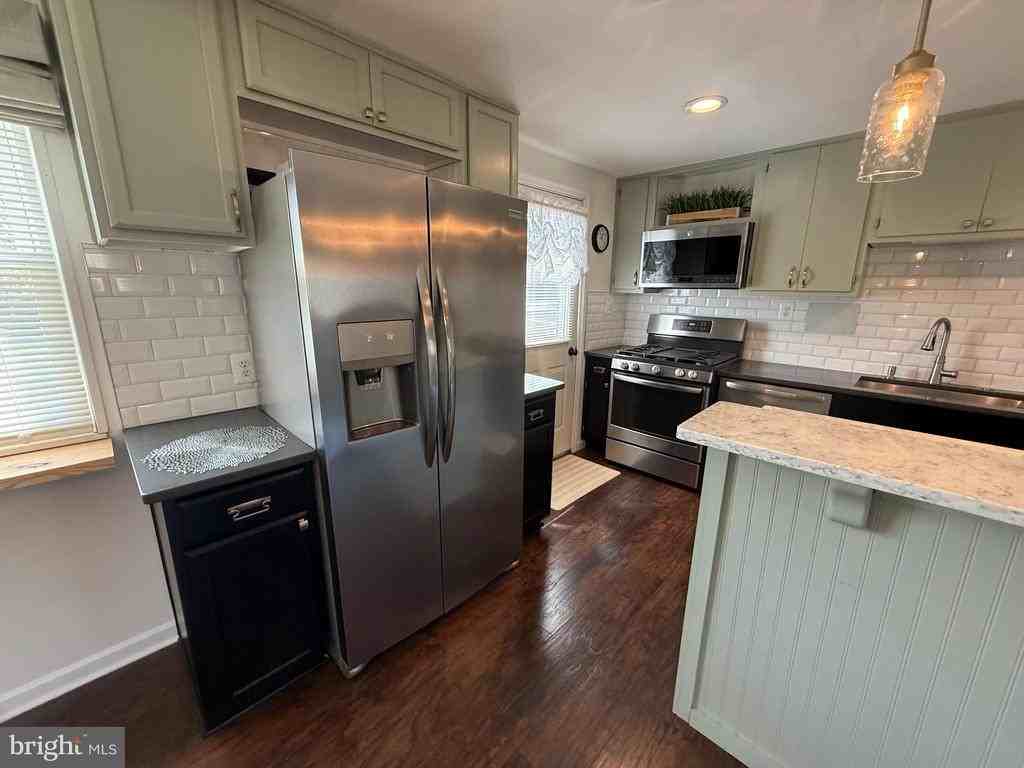 5079 Macnamara Dr - Photo 7 of 45