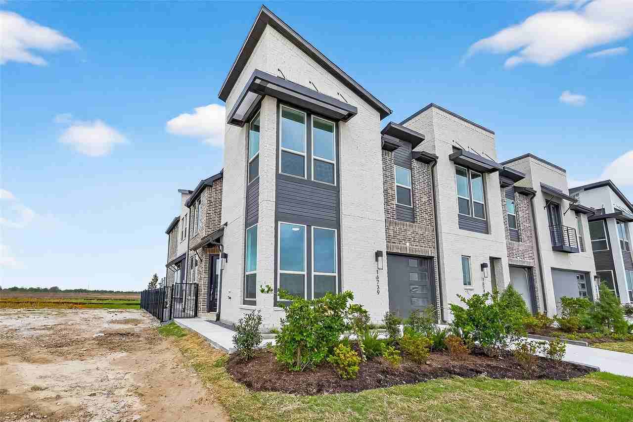 16739 Lake Austin St - Photo 3 of 50