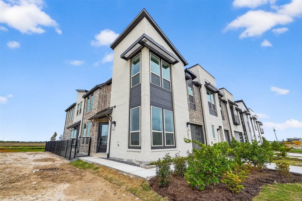 16739 Lake Austin St - Photo 4 of 50